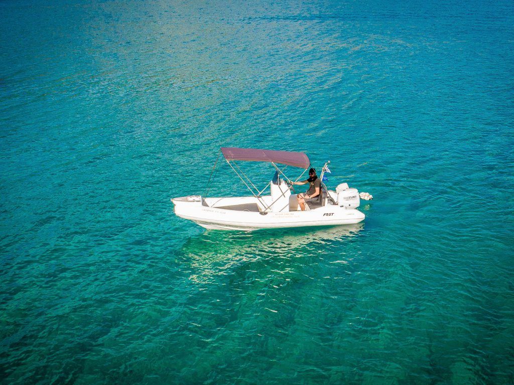 Fost Fisher 480 self-drive boat in Sifnos